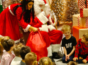 Mikołaj, śnieżynka i przedszkolaki.