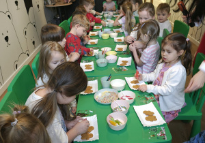 Dzieci ozdabiają pierniki.