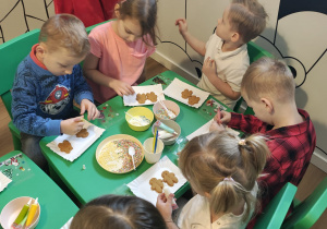 Przedszkolaki samodzielnie ozdabiają pierniki.