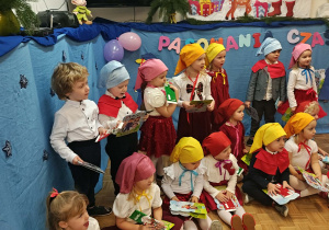 Przedszkolaki po pasowaniu trzymają pamiątkowe dyplomy.