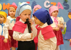 Chłopcy mówią do mikrofonu podczas wystepu.