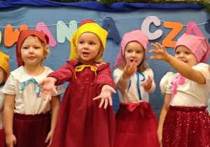 Dziewczynki śpiewają piosenkę.