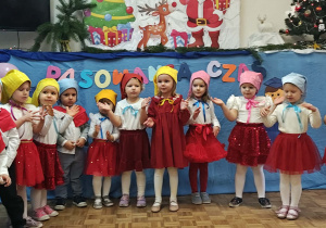 Przedszkolaki klaszczą w czasie wystepu.