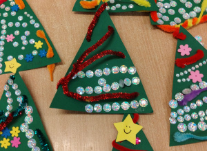 Choinki ozdobione przez dzieci.