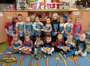 Krasnoludki dekorują pierniki