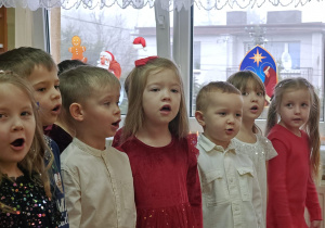 Przedszkolaki śpiewają kolędę.