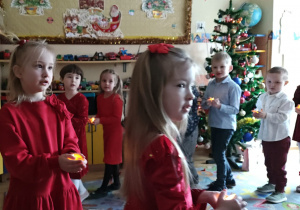 Dzieci tańczą ze światełkami.