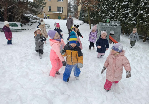 Dzieci bawią się na śniegu.