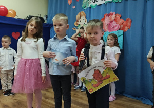 Przedszkolaki występują przed Dziadkami.