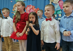 Dzieci mówią do mikrofonu swoje role.