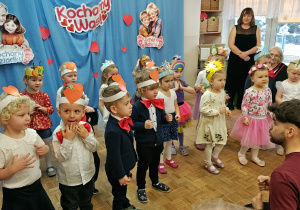 Przedszkolaki słuchają wskazówek instruktora przed występem.