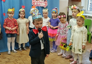 Najmłodsze przedszkolaki występują w czasie uroczystości.