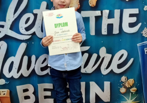 Janek Anteczek prezentuje swój dyplom.