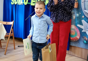 Janek z nagrodami oraz organizatorem konkursu