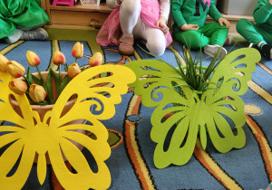 Dzieci wykonują zadania związane z wiosennymi roślinami.