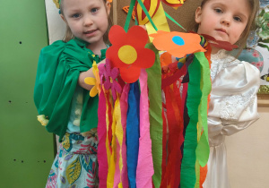 Dziewczynki trzymają wiosenny gaik.