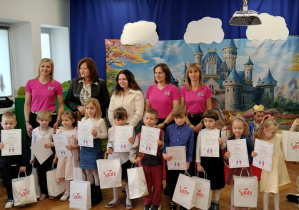 Uczestnicy konkursu stoją z organizatorami.