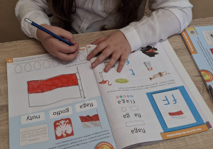 Przedszkolaki pracują z symbolami narodowymi w książce.