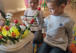 Dzieci tworzą wiosenny bukiet.