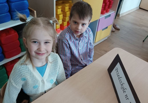 Hania i Jaś siedzą w ławce przed konkursem.