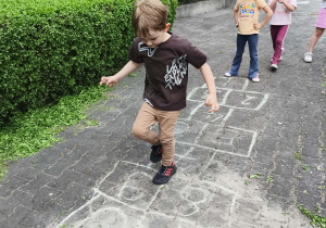 Dzieci grają w klasy.