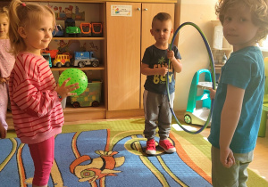 Dzieci bawią się hula- hop.
