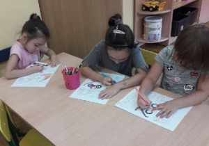 Dzieci rysują przy stoliku.