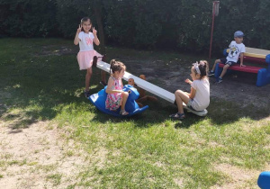 Przedszkolaki bawią się w ogrodzie przedszkolnym.