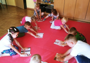 Przedszkolaki ćwiczą z gazetami.