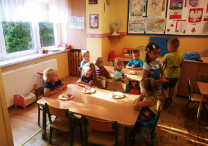 Dzieci czekają na zjedzenie kanapek.