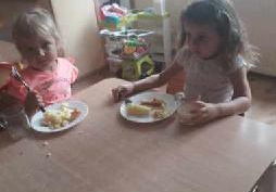 dzieci jedzą obiad