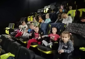 dzieci oglądają film