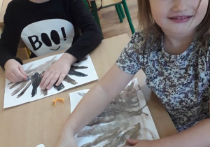 dzieci malują jeża