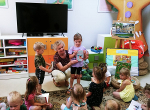 "Biedronki" i "Misie" na wycieczce w bibliotece