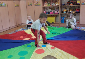 Dzieci szukają kropek w odpowiednich kolorach.