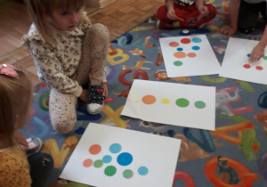 Dzieci układają obrazki z kół.