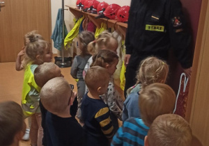 Dzieci słuchają pogadanki strażaka.