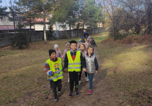 .Dzieci spacerujące po lesie