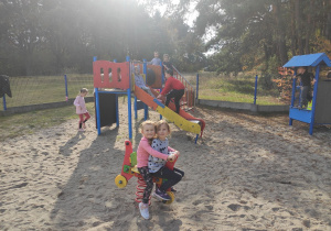 Dzieci bawiące się na placu zabaw.
