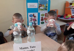Dzieci piją wodę.