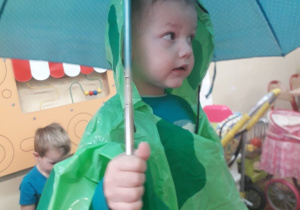 Chłopiec ubrał się na deszczową pogodę.