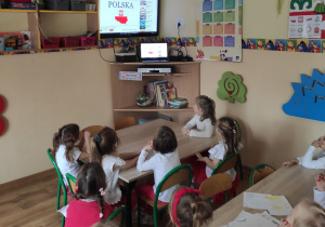 Dzieci oglądają prezentację o Polsce.