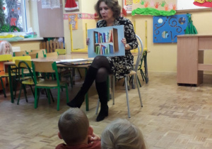 Pani Monika czyta swoją książkę.