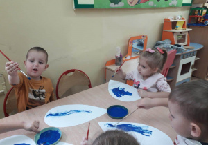 Dzieci malują kropelki deszczowe.