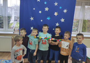Chłopcy zbudowali rakietę z klocków.
