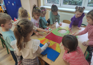 Dzieci malują rakietę.