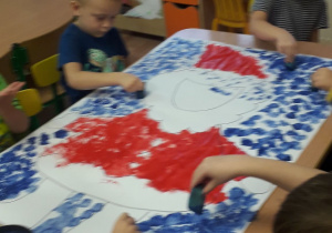Dzieci malują portret Mikołaja