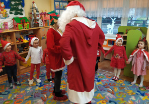 Mikołaj tańczy z dziećmi..