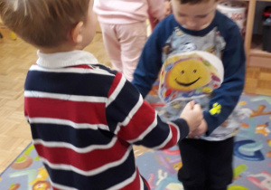 Dzieci uczestniczą w zabawach z lizakami.
