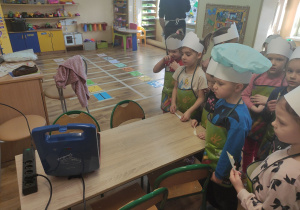 Dzieci słuchają o zasadach bezpieczeńśtwa z elekrycznym tosterem